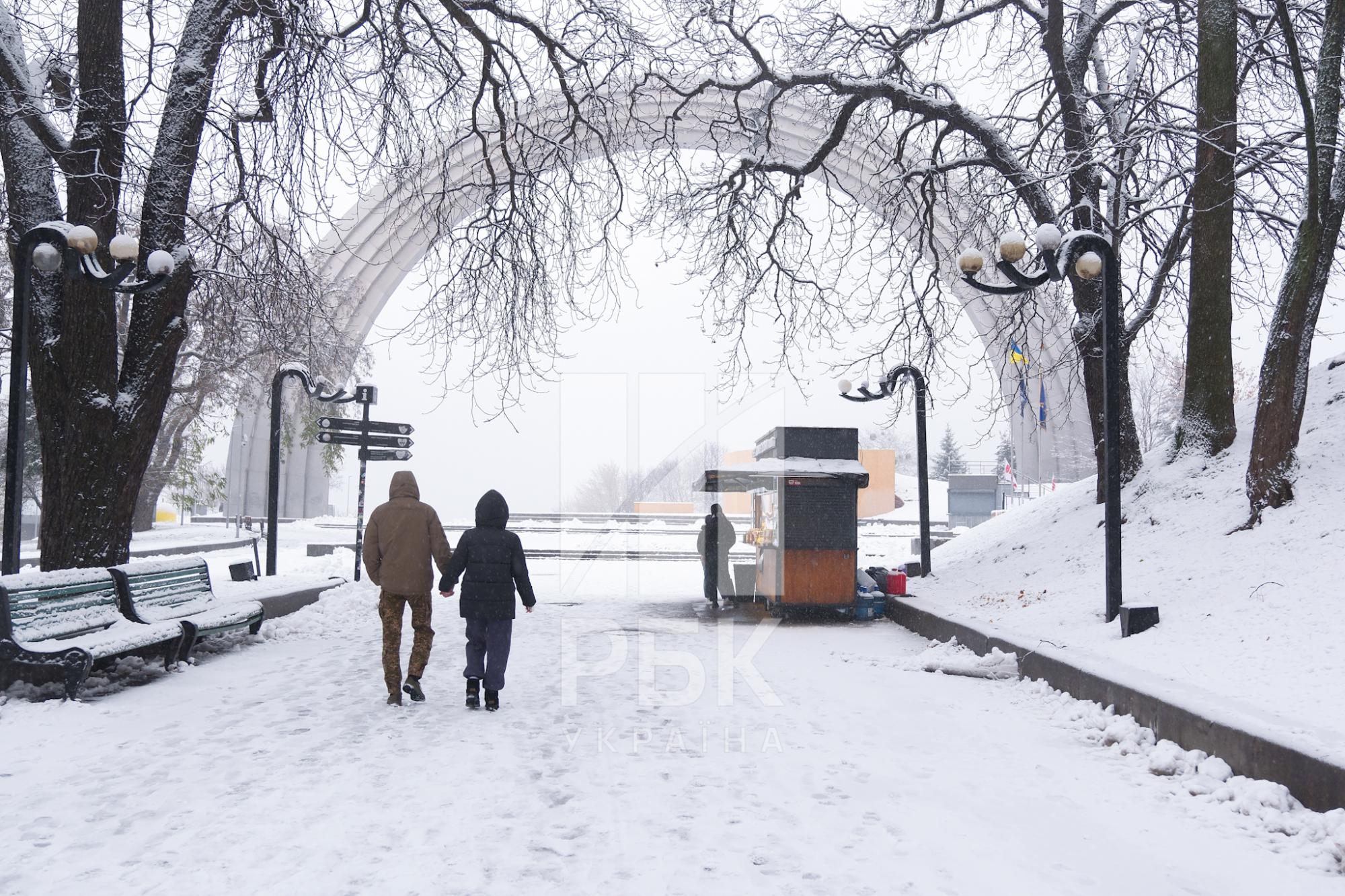 Киев "накрыл" снегопад. Что происходит на дорогах и улицах города (фото)